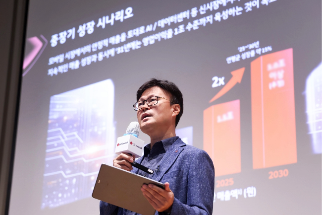 Cho Ji-tae, head of LG Innotek's package solution division, speaks at the company's Media Tech Day at its headquarters in Magok-dong, Seoul, Tuesday. (LG Innotek)