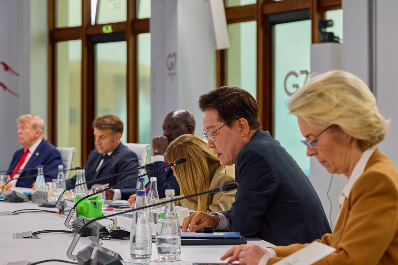 South Korean President Lee Jae Myung (second from right) attends the G7 summit in Evian-les-Bains, France, on Tuesday. (Yonhap)