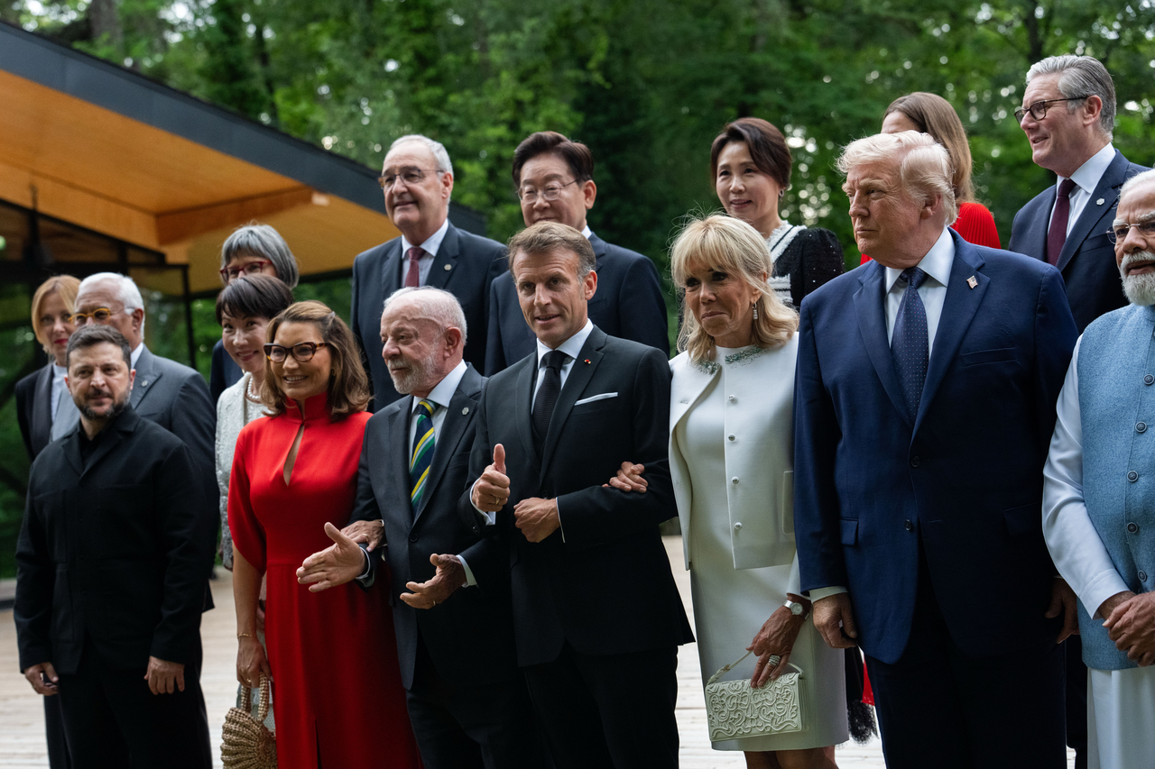 President Lee Jae Myung (fourth from right, back row) and First Lady Kim Hea Kyung (third from right, back row) pose with other wold leaders for a group photo during the G7 meeting in Evian-les-Bains, France, on June 16.  (Yonhap)