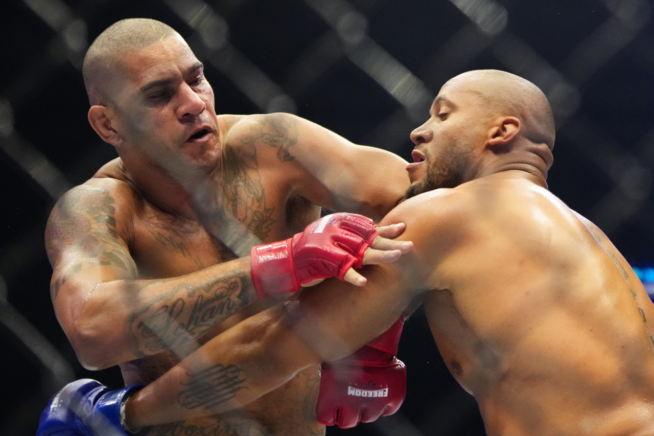 Alex Pereira (left) fights Ciryl Gane during their interim heavyweight title bout at UFC Freedom 250 on the South Lawn of the White House, Monday.   (AP-Yonhap)
