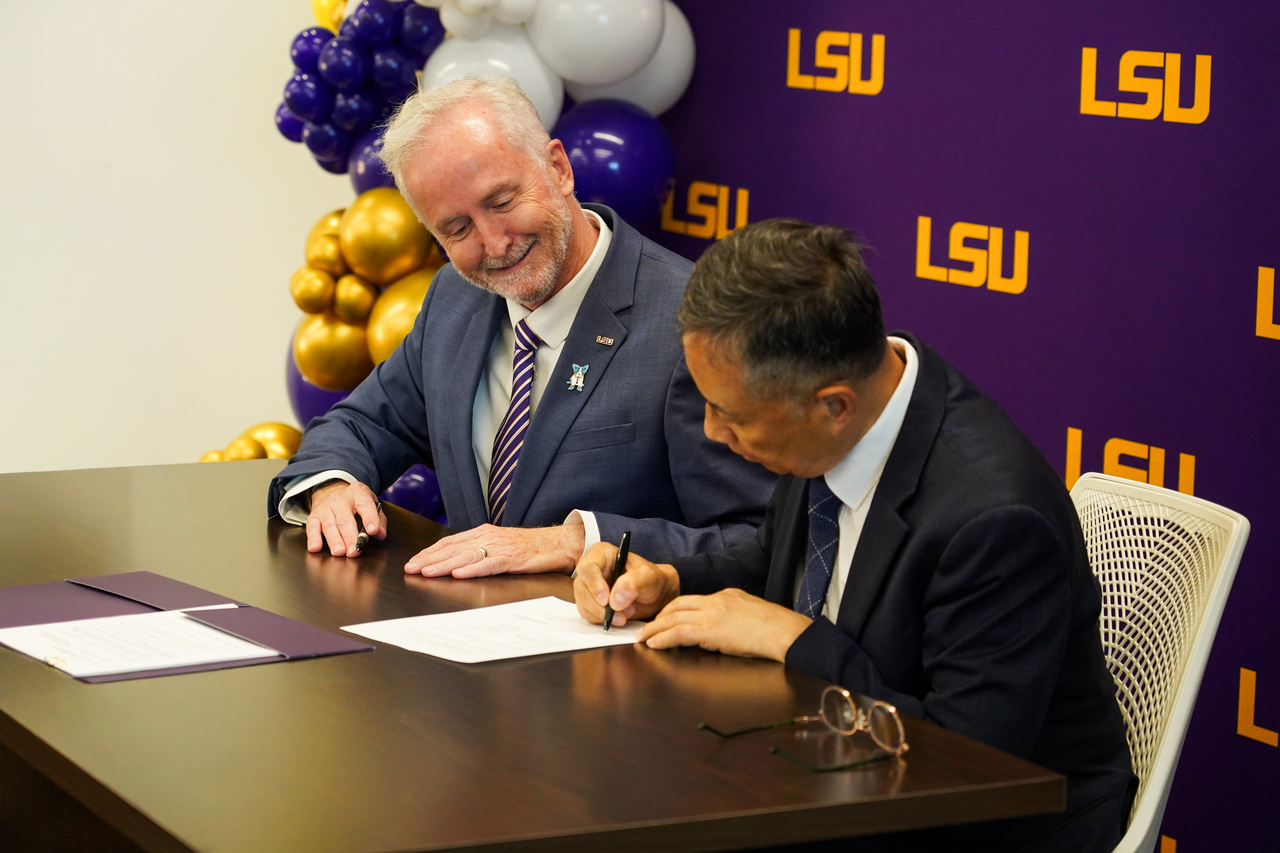 James Dalton (left), chancellor of Louisiana State University, and Chung Yoo-dong, senior vice president and head of Hyundai Steel's R&D, sign a master research agreement in Baton Rouge, Louisiana, Wednesday. (Hyundai Steel)