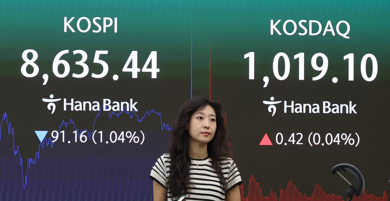An electronic board showing the Korea Composite Stock Price Index at a dealing room of the Hana Bank headquarters in Seoul on Wednesday. (Yonhap)