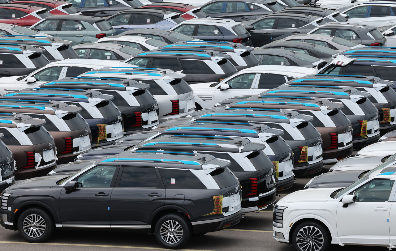 Automobiles for export are parked at a port in the southeastern industrial city of Ulsan, in this file photo taken May 12. (Yonhap)