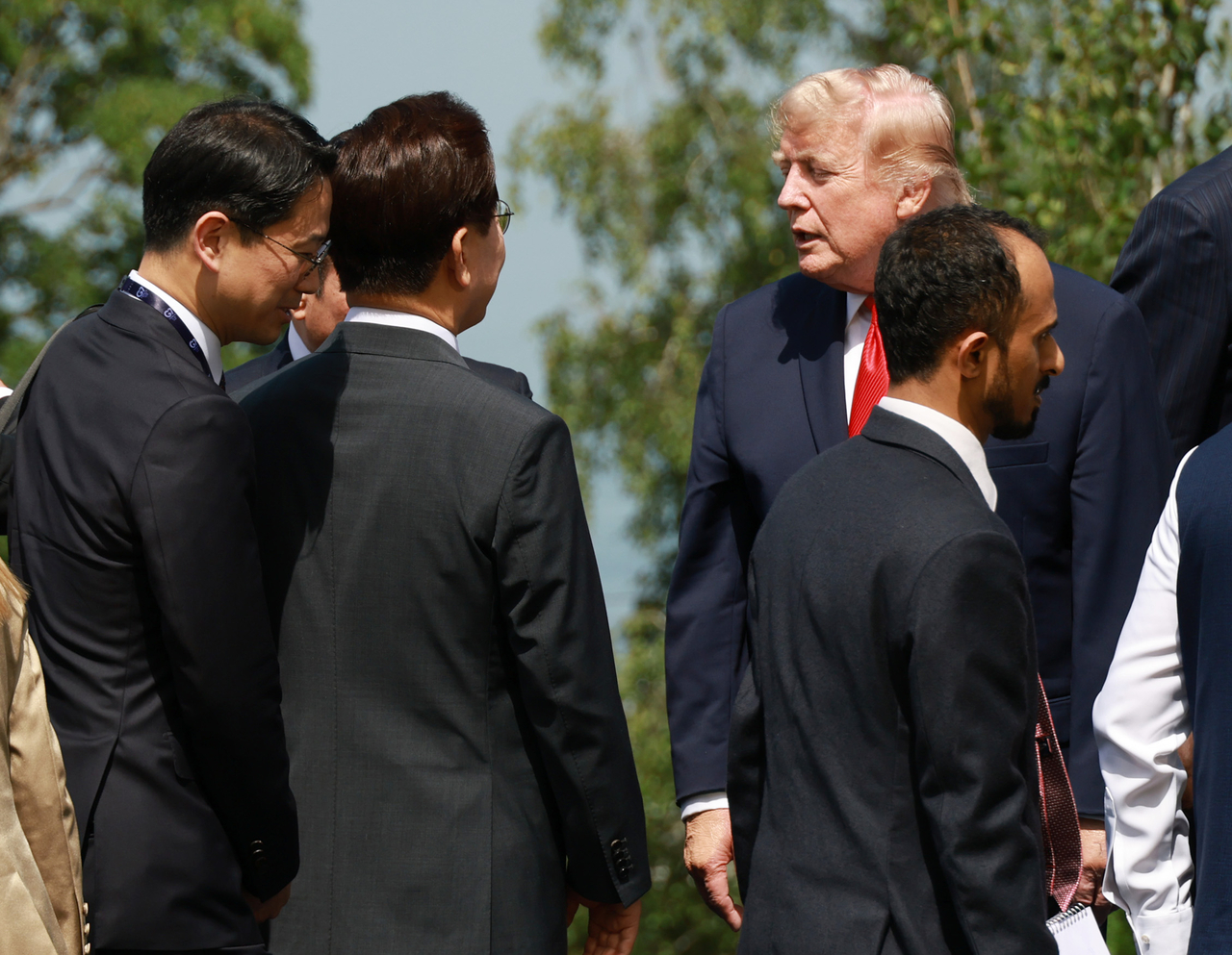 South Korean President Lee Jae Myung (second from left) speaks with US President Donald Trump during a welcome ceremony for invited countries held on the sidelines of the G7 Summit in France on Wednesday. (Yonhap)