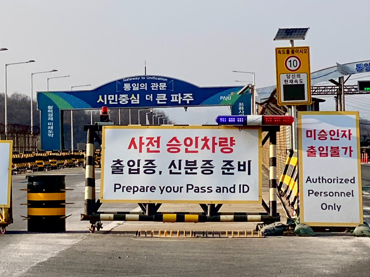A checkpoint is set up near the Civilian Control Line in Paju, Gyeonggi Province, on Feb. 1. (Hwang Joo-young/The Korea Herald)