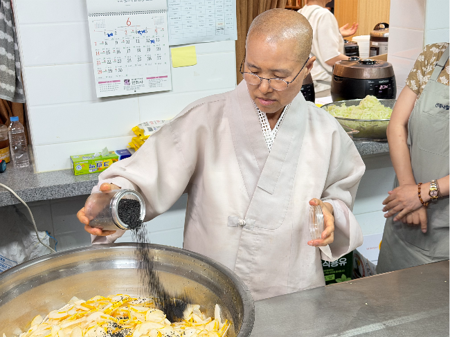 Temple food master Ven. Seonjae is making banchan with Korean melon at Yeonhwasa in Seoul on Tuesday. (Hong Yoo/The Korea Herald)