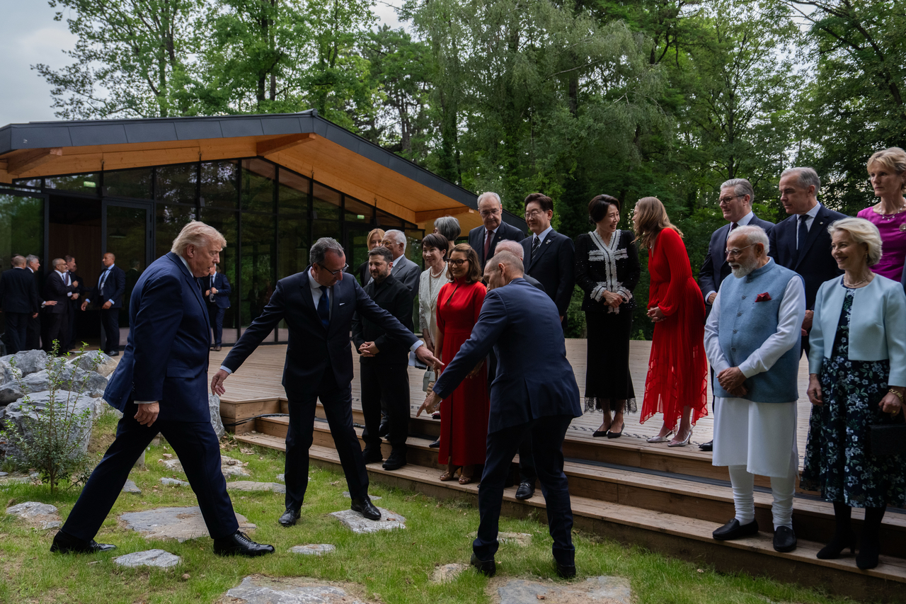 US President Donald Trump (left) arrives for a group photo at the G7 summit as European Council President Antonio Costa, Ukrainian President Volodymyr Zelenskyy, Italy's Prime Minister Giorgia Meloni, South Korea's President Lee Jae Myung, Britain's Prime Minister Keir Starmer, Japan's Prime Minister Sanae Takaichi, India's Prime Minister Narendra Modi, Canada's Prime Minister Mark Carney, European Commission President Ursula von der Leyen, Brazil's President Luiz Inacio Lula da Silva and others look on, Tuesday, June 16, 2026, in Evian-les-Bains, France. (AP-Yonhap)