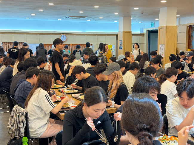University students from nearby schools are eating free temple food at Yeonhwasa made by Ven. Seonjae on Tuesday. (Hong Yoo/The Korea Herald)