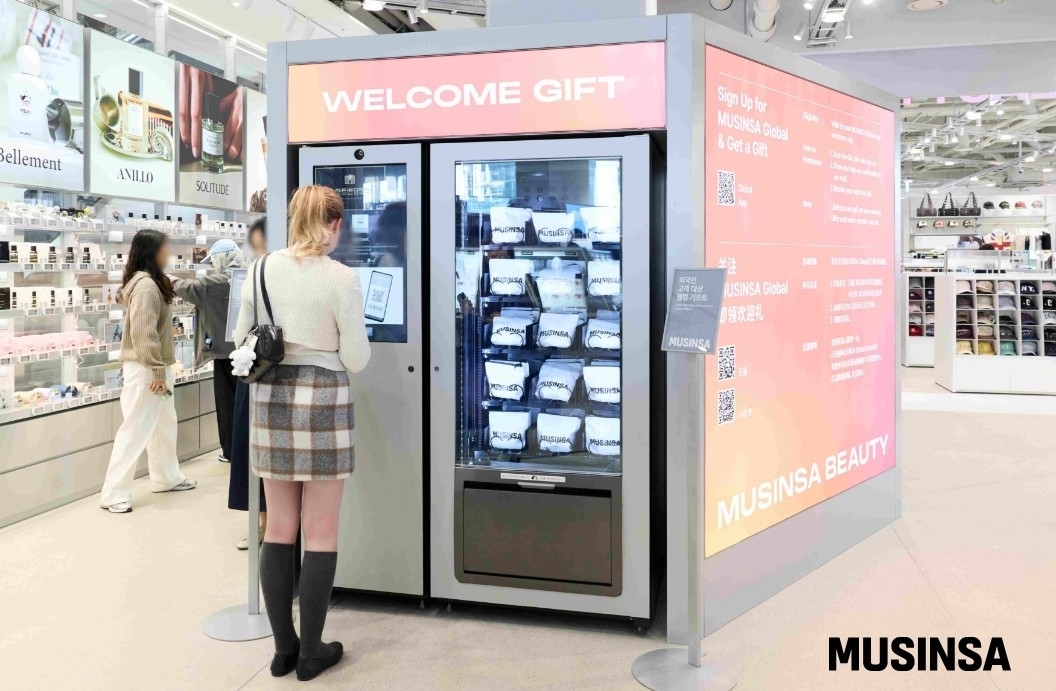 A customer participates in a welcome gift event at Musinsa Megastore Seongsu. (Musinsa)