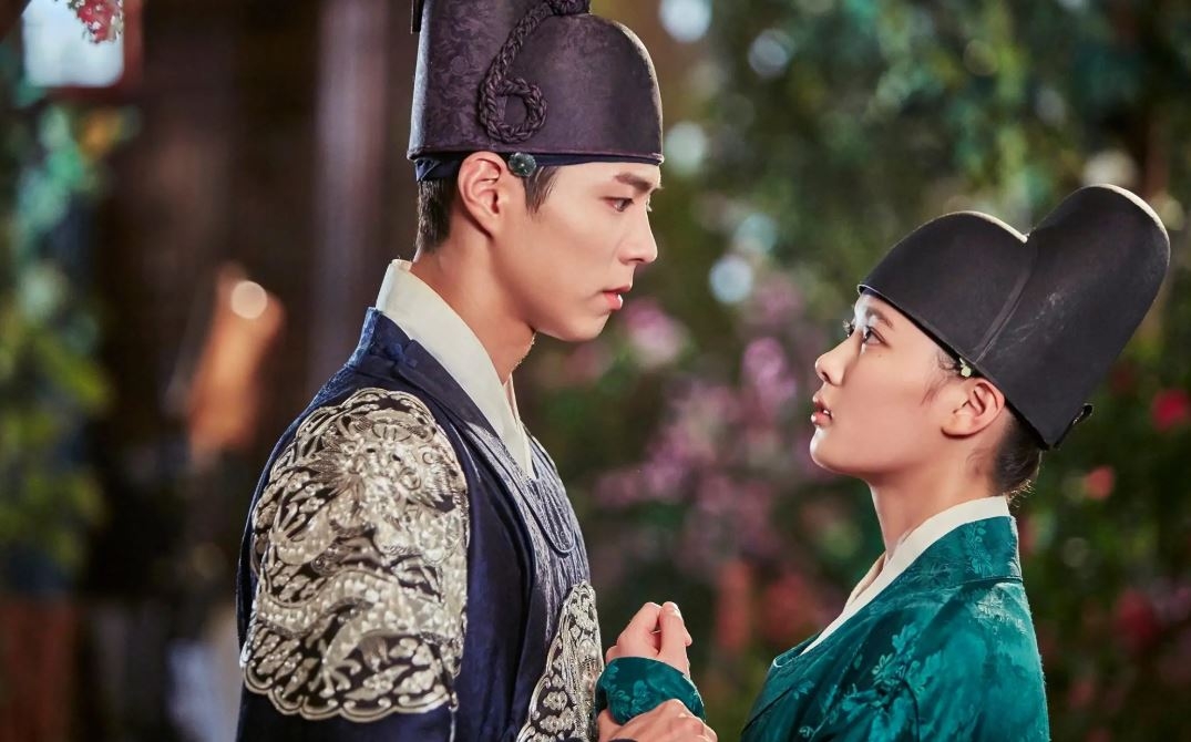 "Love in the Moonlight," starring Park Bo-gum (left) and Kim You-jung (KBS)