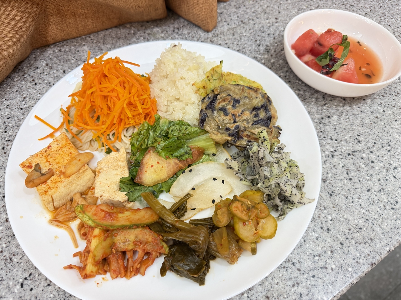 A plate of 11 temple food dishes made by Ven. Seonjae (Hong Yoo/The Korea Herald)