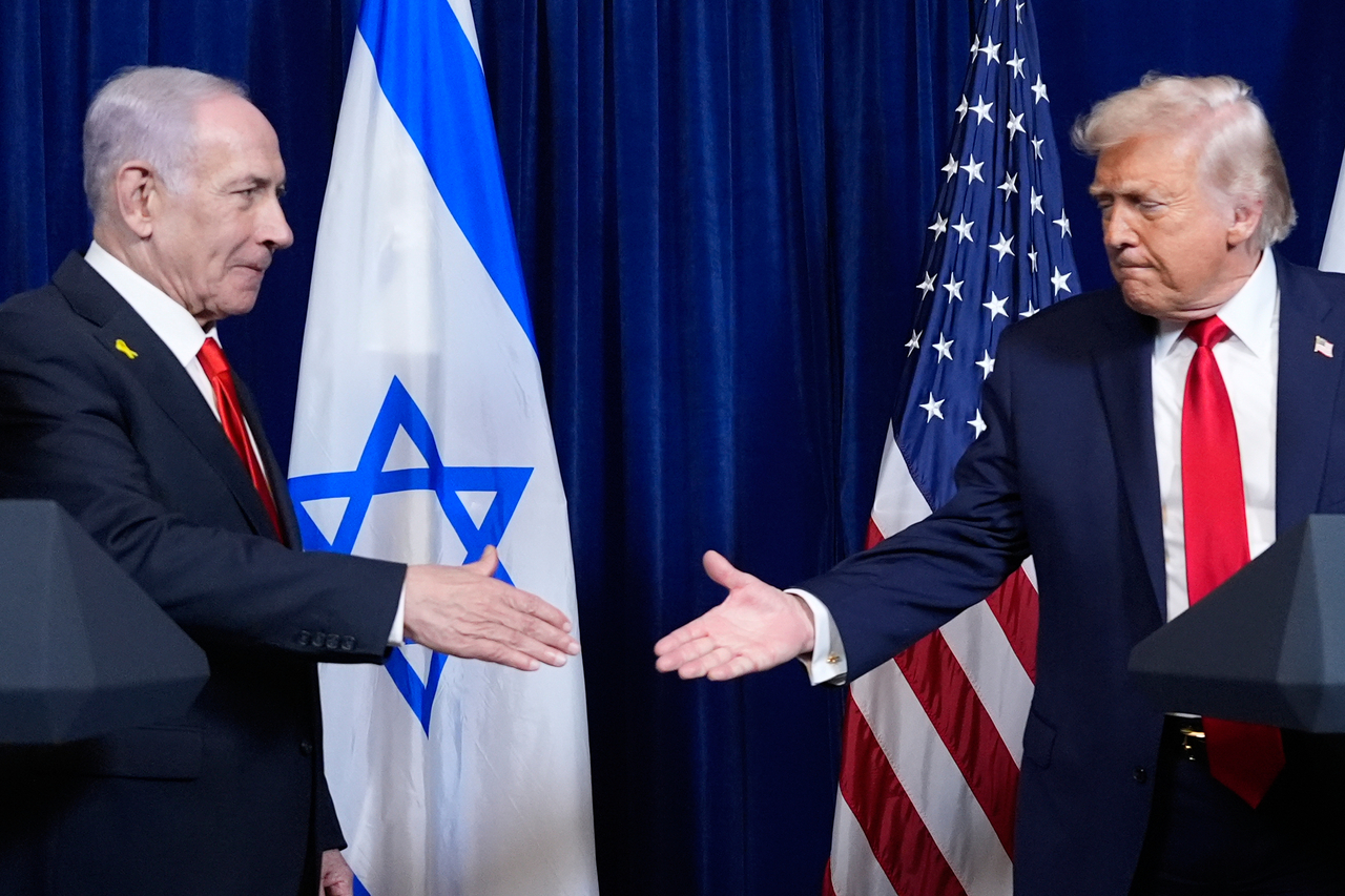 US President Donald Trump (right) shakes hands with Israel's Prime Minister Benjamin Netanyahu in Florida in December 2025. (AP-Yonhap)