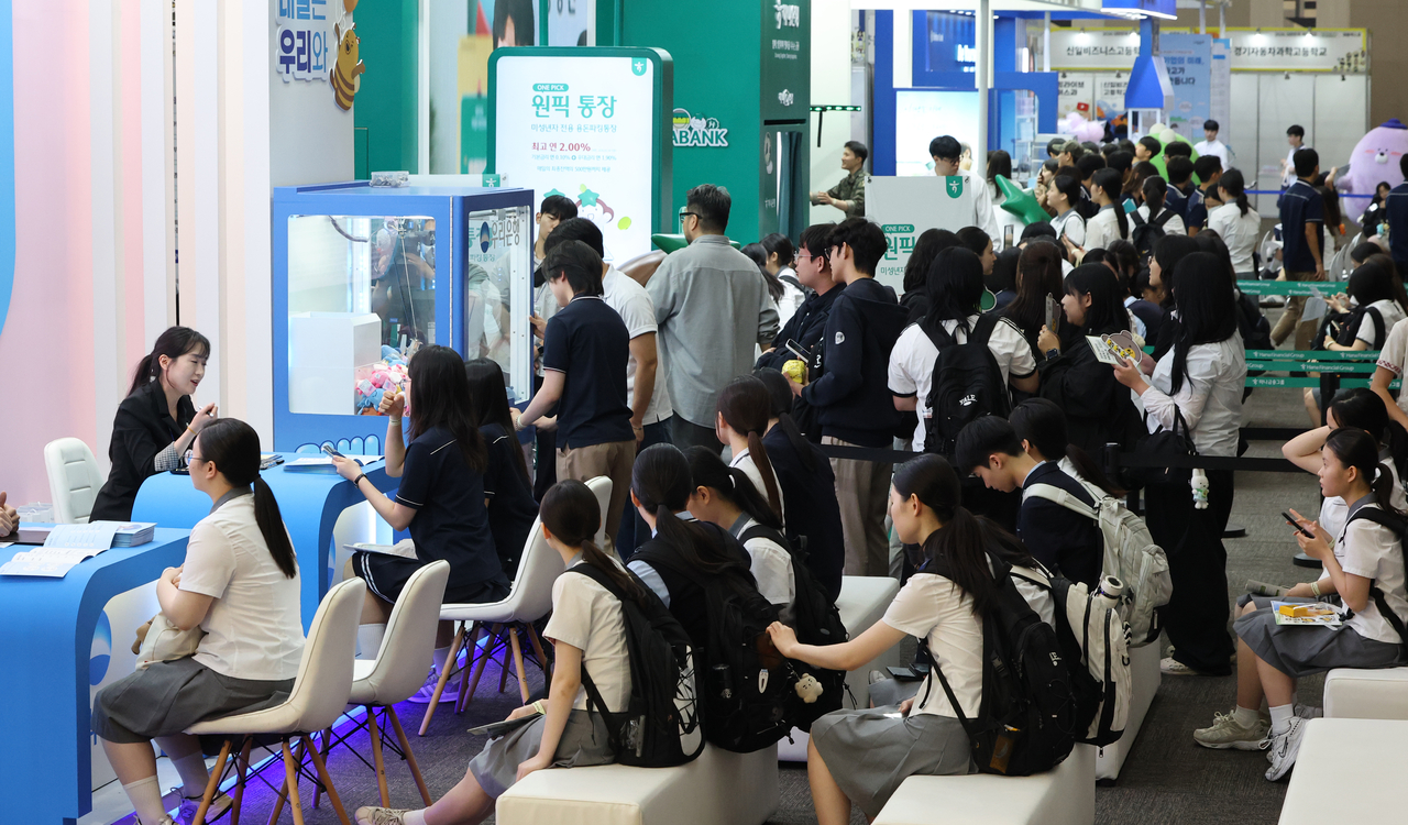 Students attend an employment expo at Kintex in Goyang, Gyeonggi Province, on June 10. (Yonhap)