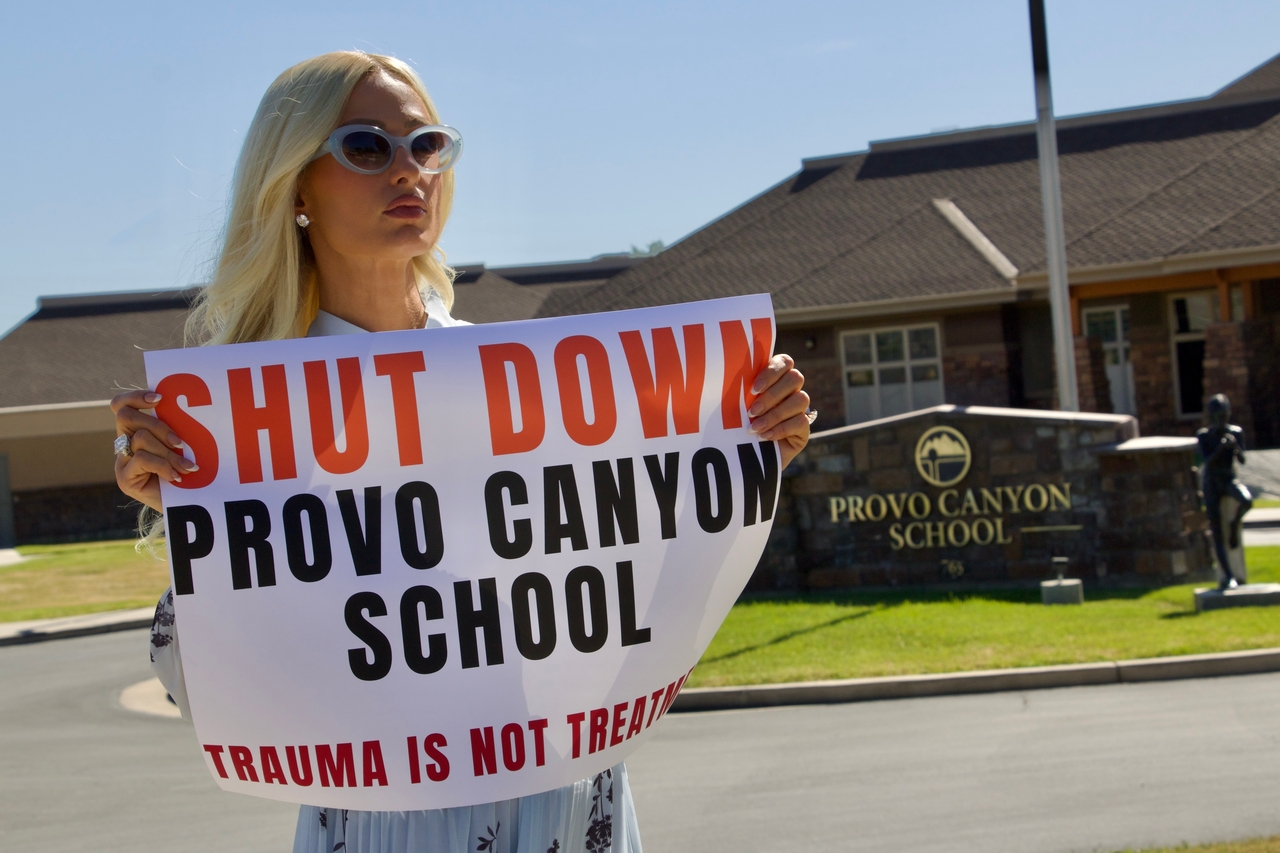 Paris Hilton protests outside the Provo Canyon School, in Springville, Utah, Monday.    (AP-Yonhap)
