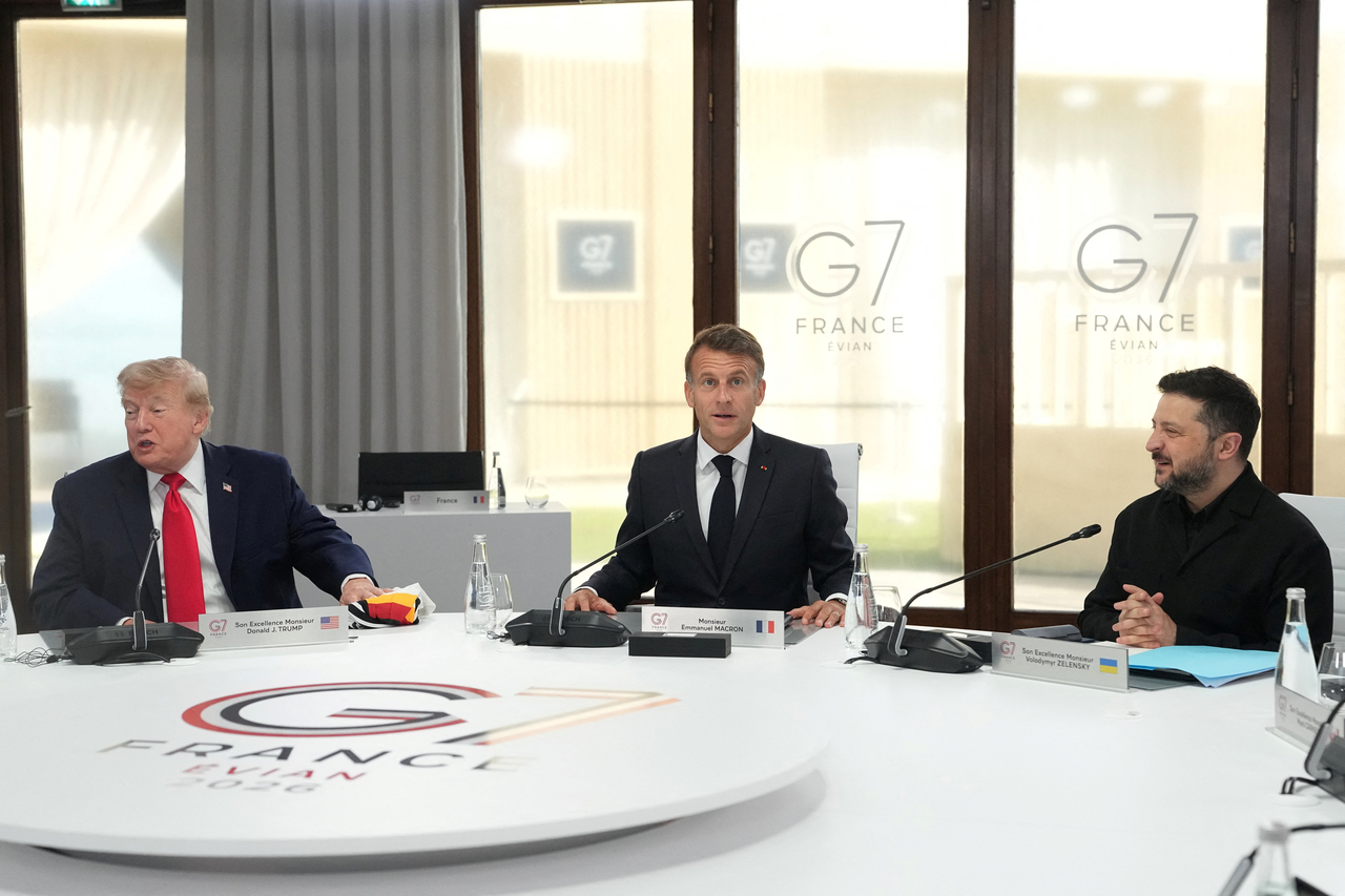 US President Donald Trump (left), French President Emmanuel Macron (center) and Ukrainian President Volodymyr Zelenskyy meet in Evian-les-Bains, France, Tuesday. (Reuters-Yonhap)