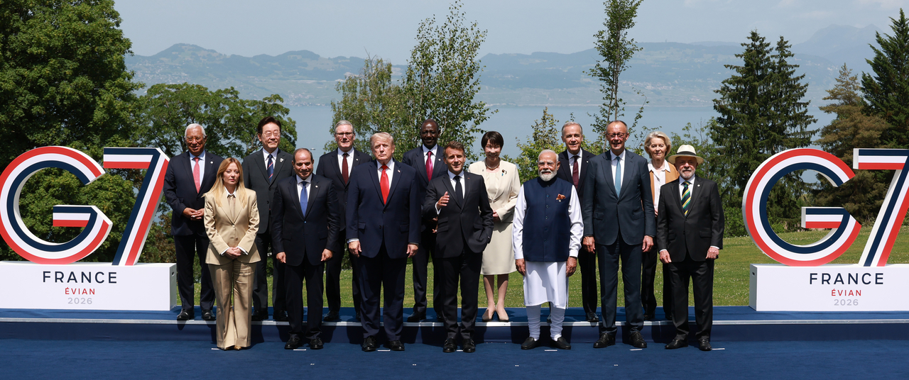 President Lee Jae Myung (second from the left,  back row) poses for a commemorative photo with leaders of other countries at the Group of Seven summit venue in Évian-les-Bains, France on June 16 (local time). (Yonhap)