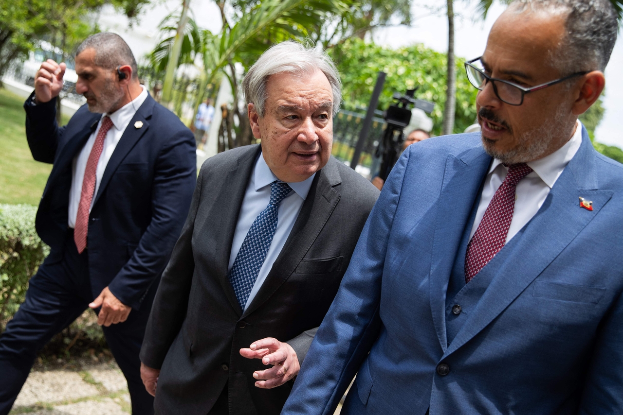 The United Nations Secretary-General Antonio Guterres (left) speaks with Haiti's Prime Minister Alix Didier Fils-Aime in Port-au-Prince, Haiti, Tuesday. (AFP-Yonhap)