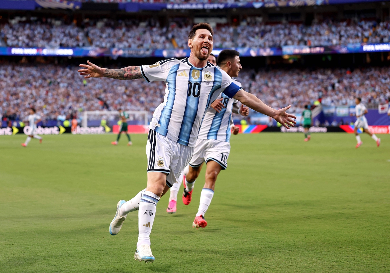 Argentina's Lionel Messi celebrates scoring his team's first goal against Algeria, at Kansas City Stadium in Kansas City, Missouri. Tuesday.    (AFP-Yonhap)