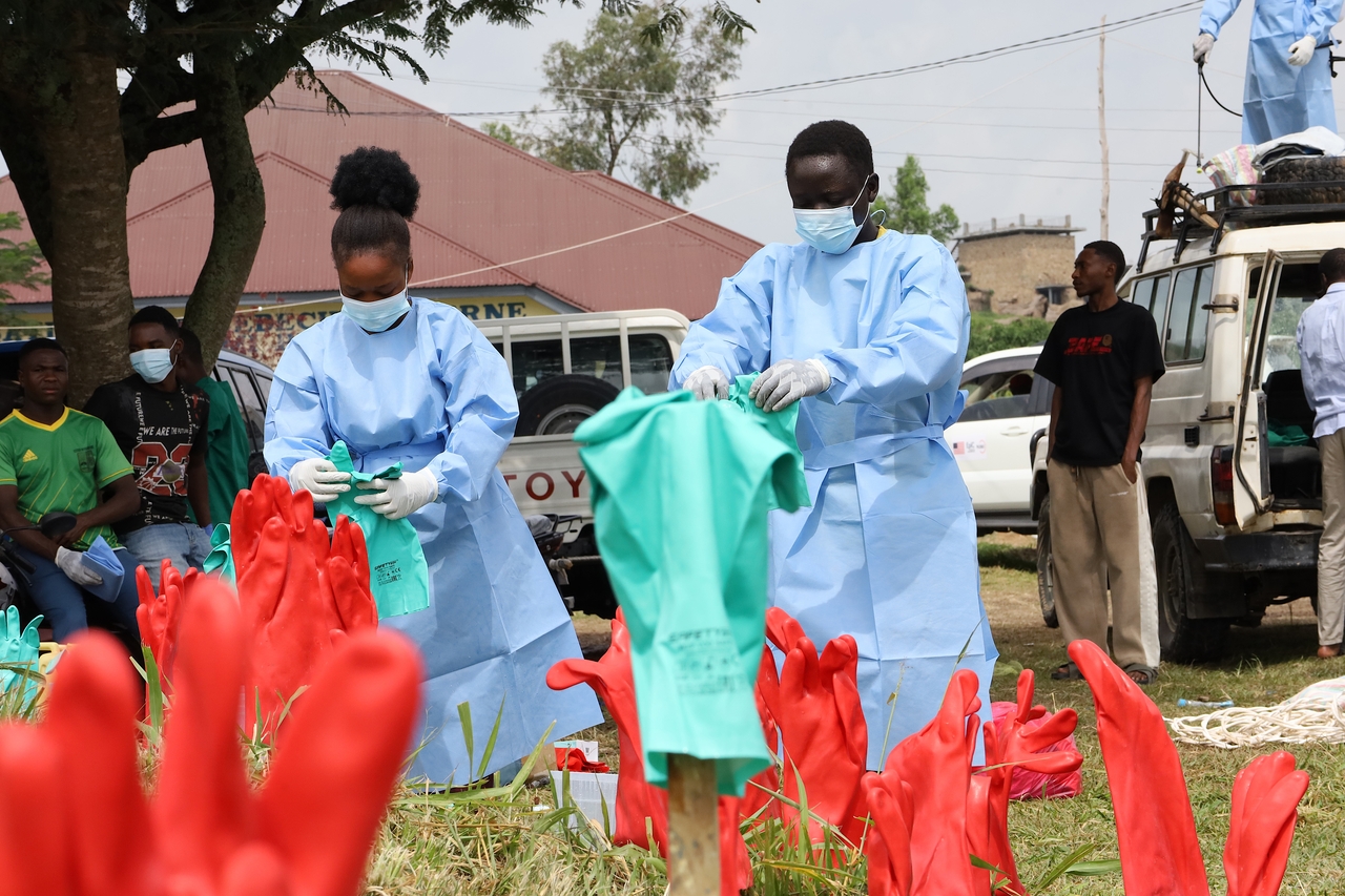 Health workers dry disinfected gloves at an Ebola treatment center in Rwampara in eastern Congo on Tuesday. (Xinhua-Yonhap)