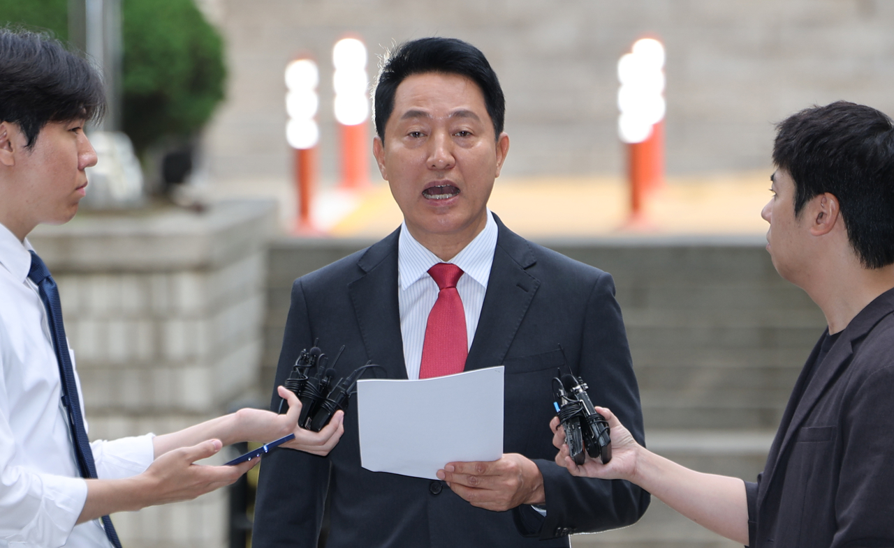 Seoul Mayor Oh Se-hoon speaks to reporters before entering the Seoul Central District Court on Wednesday for the final hearing in an illegal poll funding case. (Yonhap)
