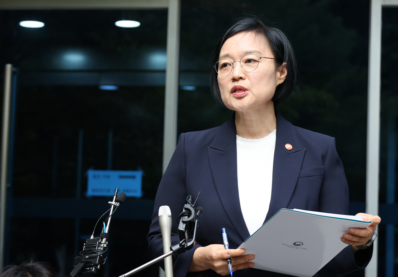 Prime Minister nominee Han Seong-sook speaks to reporters after arriving at the office set up for preparations for her confirmation hearing in central Seoul on June 8. (Yonhap)