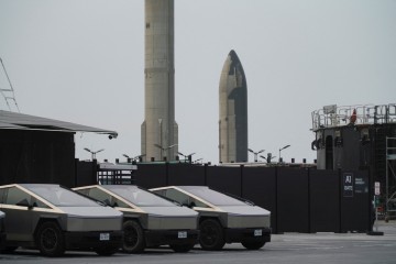 스페이스X 상장으로 글로벌 자금 쏠림 현상이 두드러진 가운데 오픈AI와 앤트로픽이 메가 기업공개(IPO)를 준비하고 있어 관심이 쏠린다. 사진은 미국 텍사스주 스타베이스에 위치한 스페이스X 로켓 공장. [로이터]