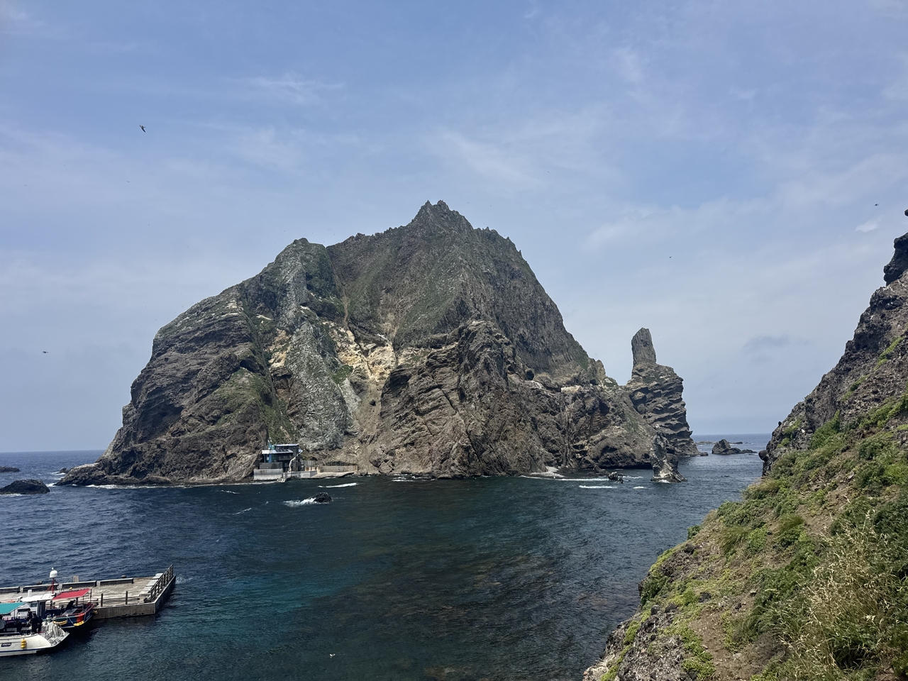 Dokdo's Seodo pictured from a pier on Dongdo (Lee Seung-ku/The Korea Herald)