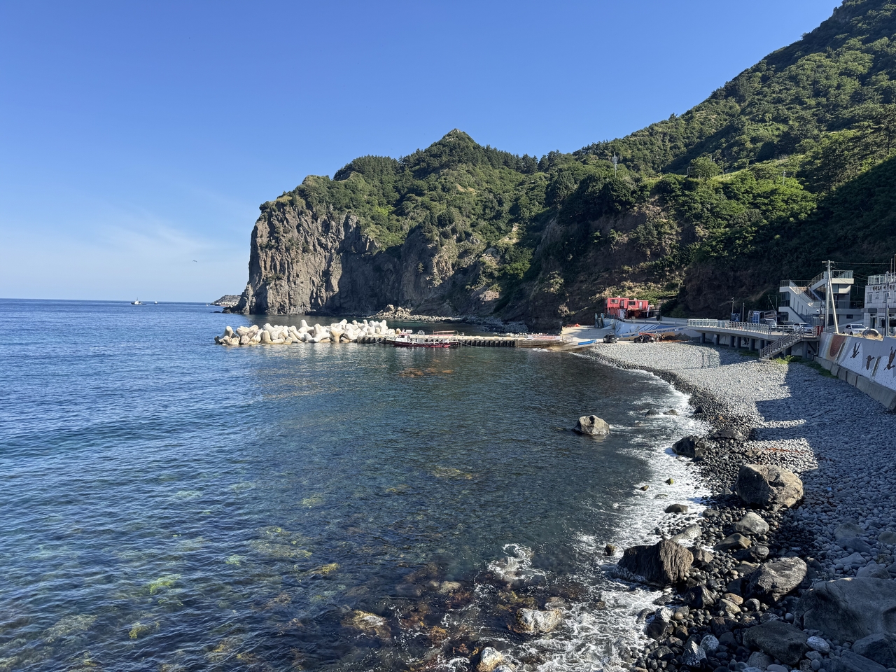 Ulleungdo's cliffs and shoreline (Lee Seung-ku/The Korea Herald)