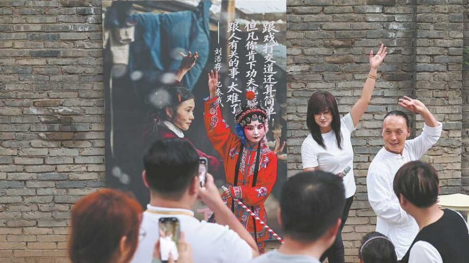 Tourists watch a performance of Qinqiang Opera at a film and television base in Xi’an, Shaanxi province, China.   *China Daily)