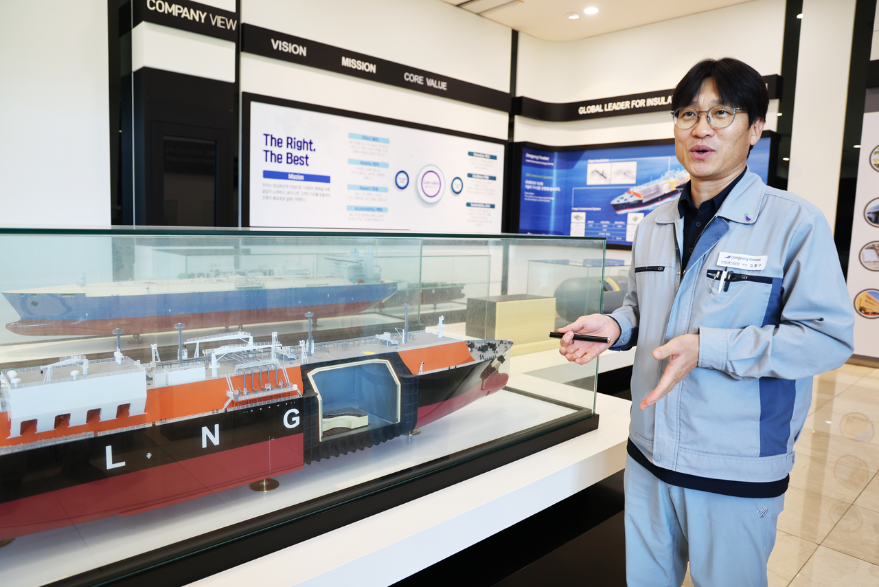 동성화인텍 안성 사옥에서 김홍구 생산담당부장이 자사 제품을 설명하고 있다. 선박 모형의 파란색 부분인 화물창 안쪽 벽면에 동성화인텍 보냉재가 적용된다. [동성화인텍 제공]