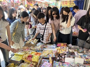 [Weekender] How squishies and nostalgia revived Seoul’s old markets