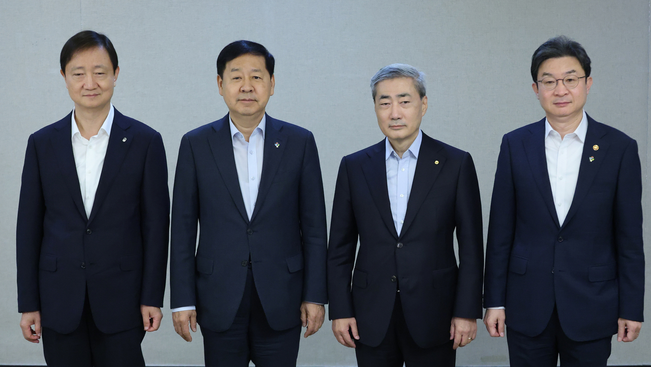Financial Supervisory Service Gov. Lee Chan-jin (L), Finance Minister Koo Yun-cheol (2nd from L), Bank of Korea Gov. Shin Hyun-song (2nd from R) and Financial Services Commission Chairman Lee Eog-weon pose for a photo ahead of their meeting in Seoul on Thursday. (Yonhap)