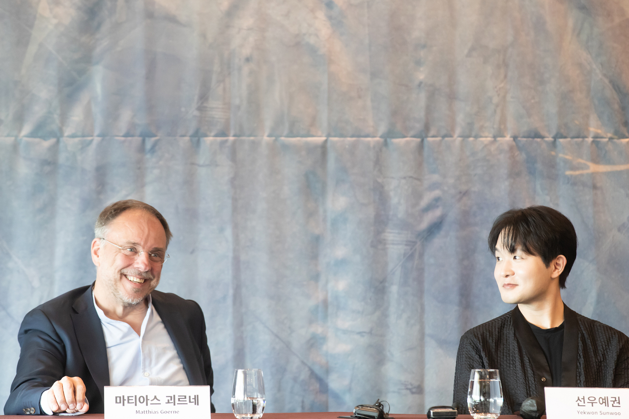 Baritone Matthias Goerne (left) and pianist Sunwoo Yekwon participate in a press conference on Thursday at Grand Hyatt in Seoul. (Hansae Yes24 Foundation)