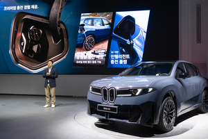 계기판까지 없앴다…60년 만에 꺼낸 BMW 승부수 ‘iX3’ [여車저車]