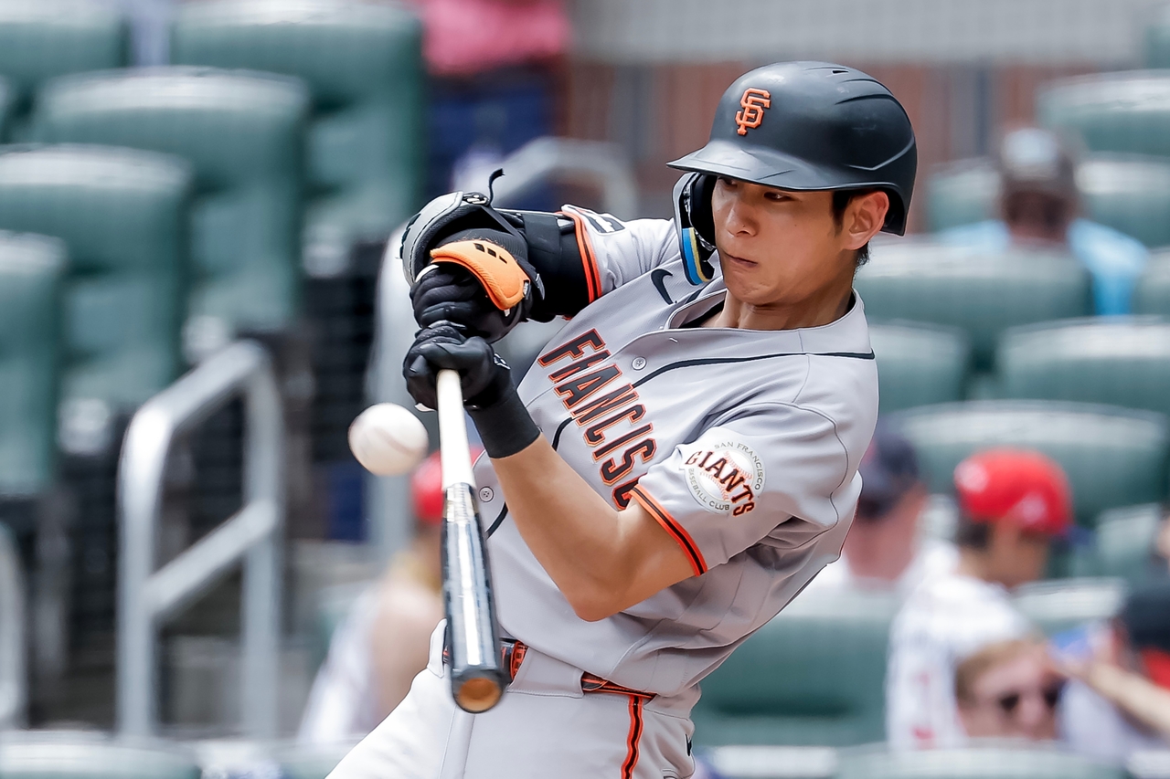 Lee Jung-hoo of the San Francisco Giants hits against the Atlanta Braves during the clubs' Major League Baseball regular-season game at Truist Park in Atlanta on Wednesday. (AP-Yonhap)