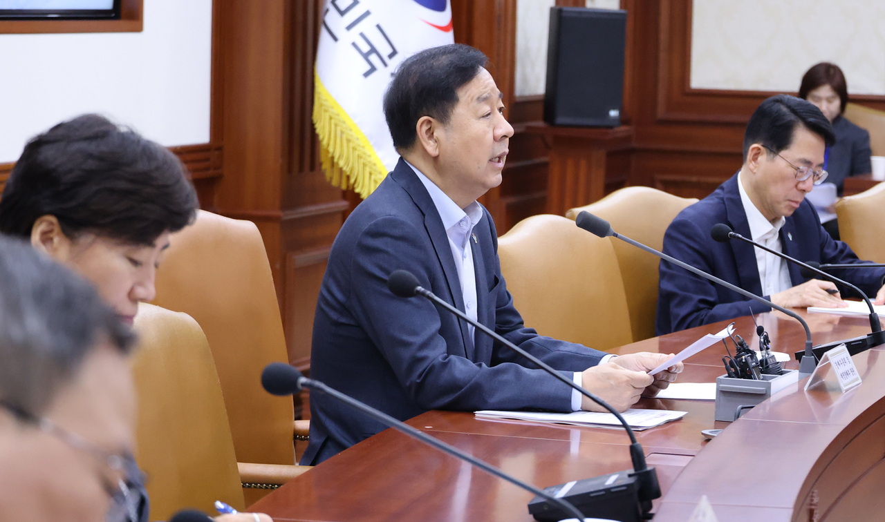 Finance Minister Koo Yun-cheol (C) speaks during a meeting with related ministries on consumer prices in Seoul on Thursday. (Yonhap)