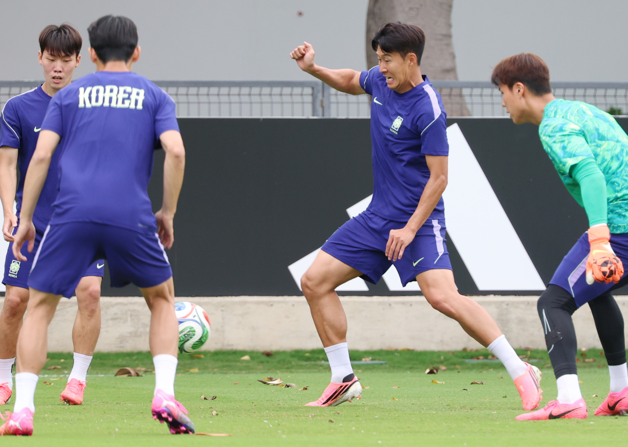 South Korea captain Son Heung-min (2nd from R) participates in a training session for the FIFA World Cup at Chivas Verde Valle in Zapopan, Mexico, on Wednesday. (Yonhap)