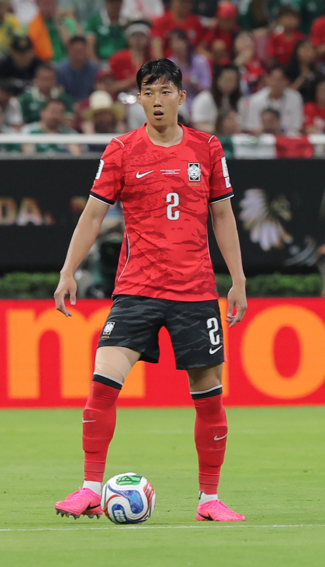 Lee Han-beom dribbles during South Korea's World Cup match with the Czech Republic on June 12. (Yonhap)