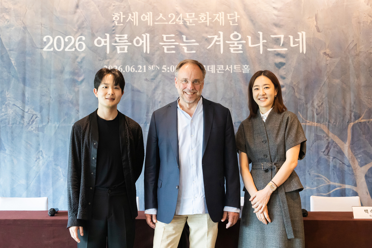 From left: Pianist Sunwoo Ye-kwon, baritone Matthias Goerne and Baek Soo-mi, chairperson of the Hansae Yes24 Foundation, pose for photos during a press conference on Thursday at Grand Hyatt in Seoul. (Hansae Yes24 Foundation)