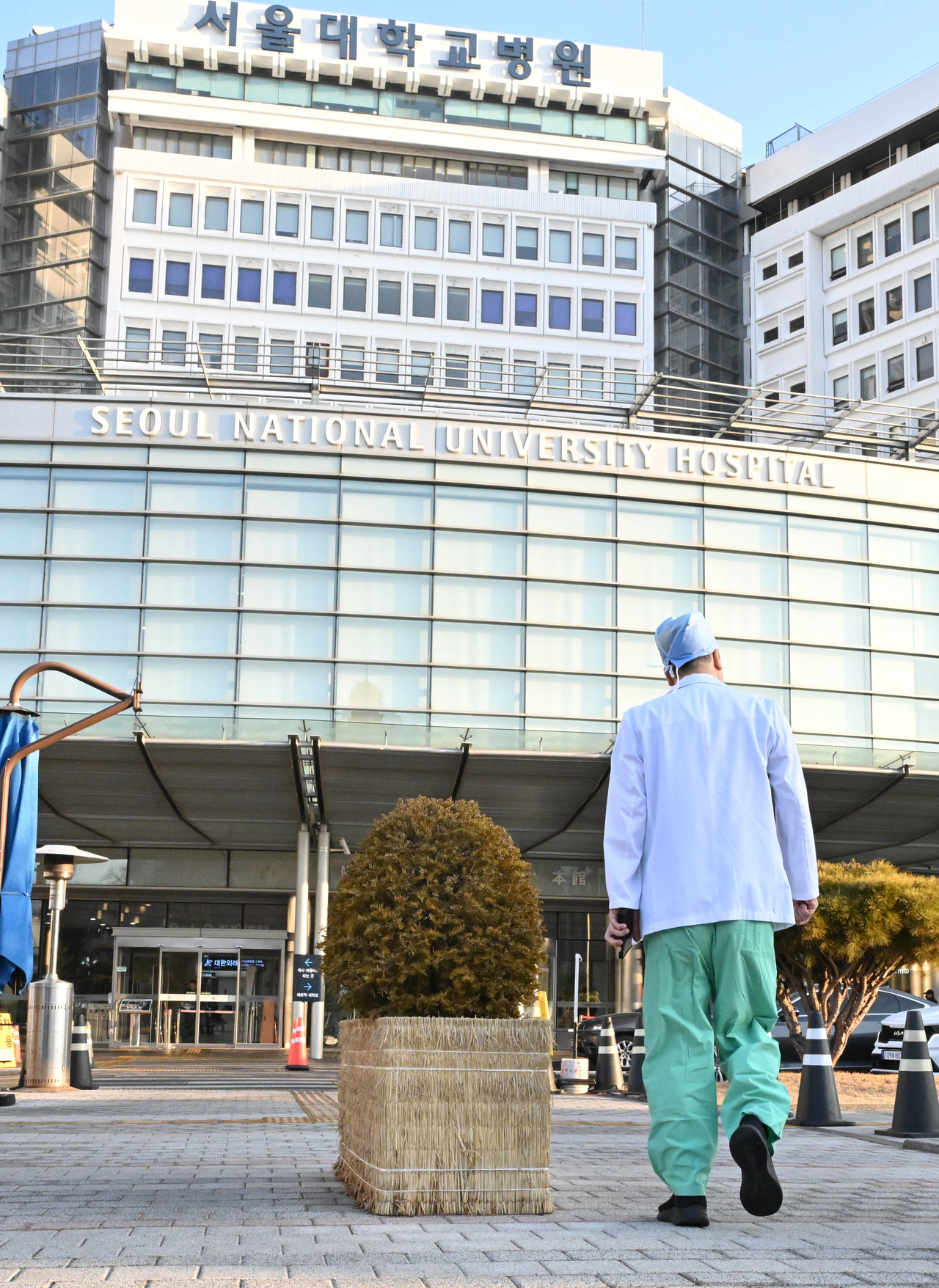 A medical staff worker walks toward Seoul National University Hospital in this Feb. 25, 2025 file photo. (Im Se-jun/The Korea Herald)