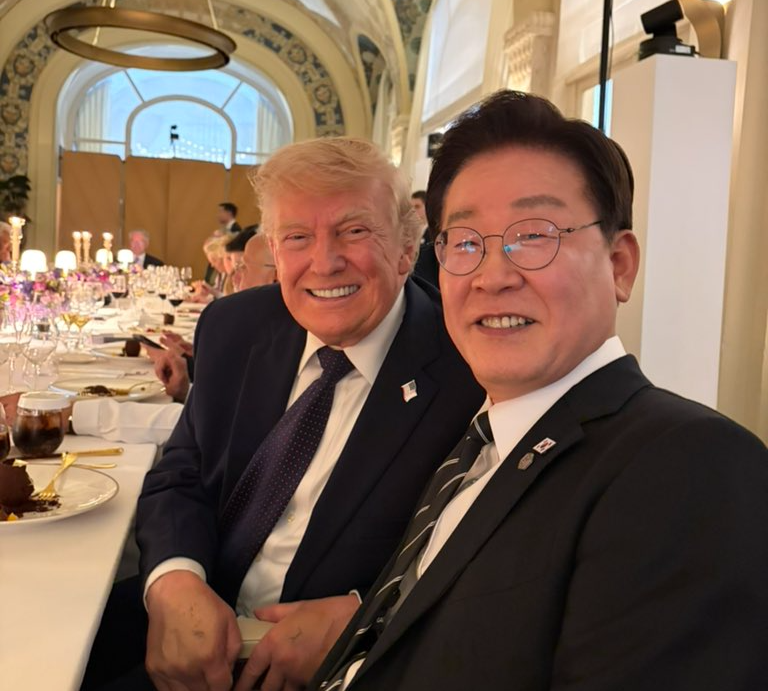 President Lee Jae Myung (right) takes a selfie with US President Donald Trump, posted to Lee’s X account following their meetings at the G7 summit in Evian, France, Wednesday. (Yonhap)
