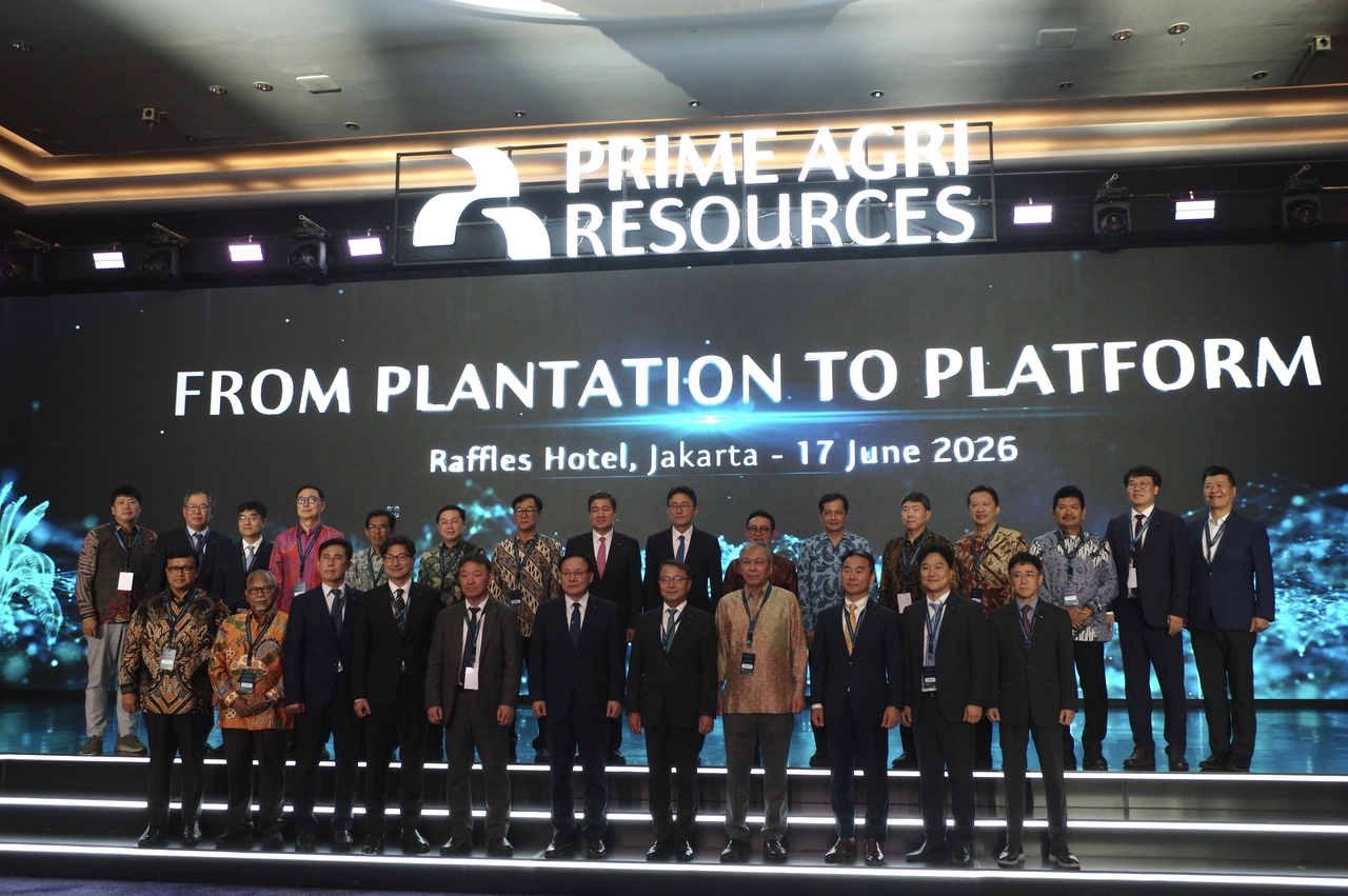 Posco International officials and guests pose for photographs as a ceremony to unveil the new corporate identity of its Indonesian subsidiary PT.PAR in Jakarta on Wednesday.  Pictured in the back row, eighth from left, are Posco International CEO Lee Kye-in, South Korean Ambassador to Indonesia Yoon Soon-gu and Indonesian Palm Oil Association Chairman Eddy Martono. (Posco International)