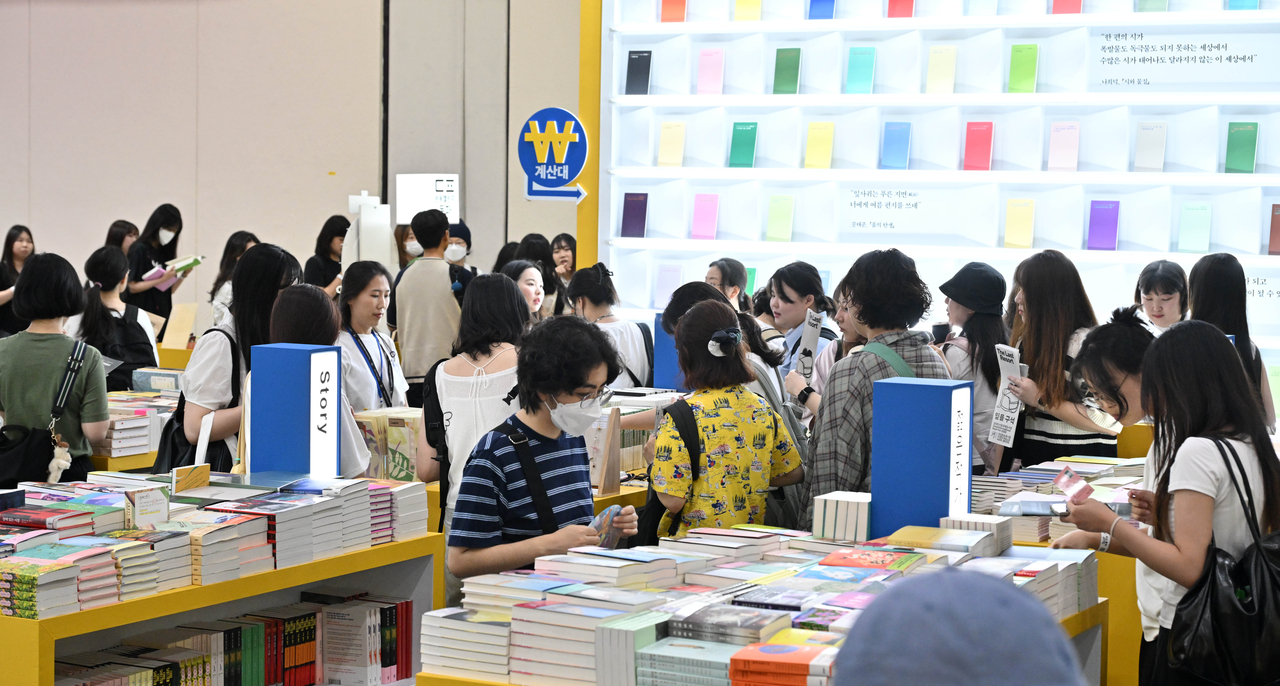 Visitors browse books at the 2025 Seoul International Book Fair held at Coex in June. (Im Se-jun/The Korea Herald)
