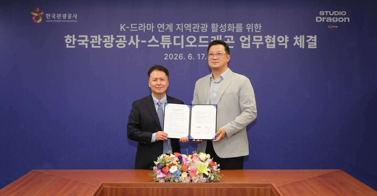 (좌) 한국관광공사 양경수 국제관광본부장 (우) 스튜디오드래곤 유상원 IP전략사업부장/스튜디오드래곤 제공