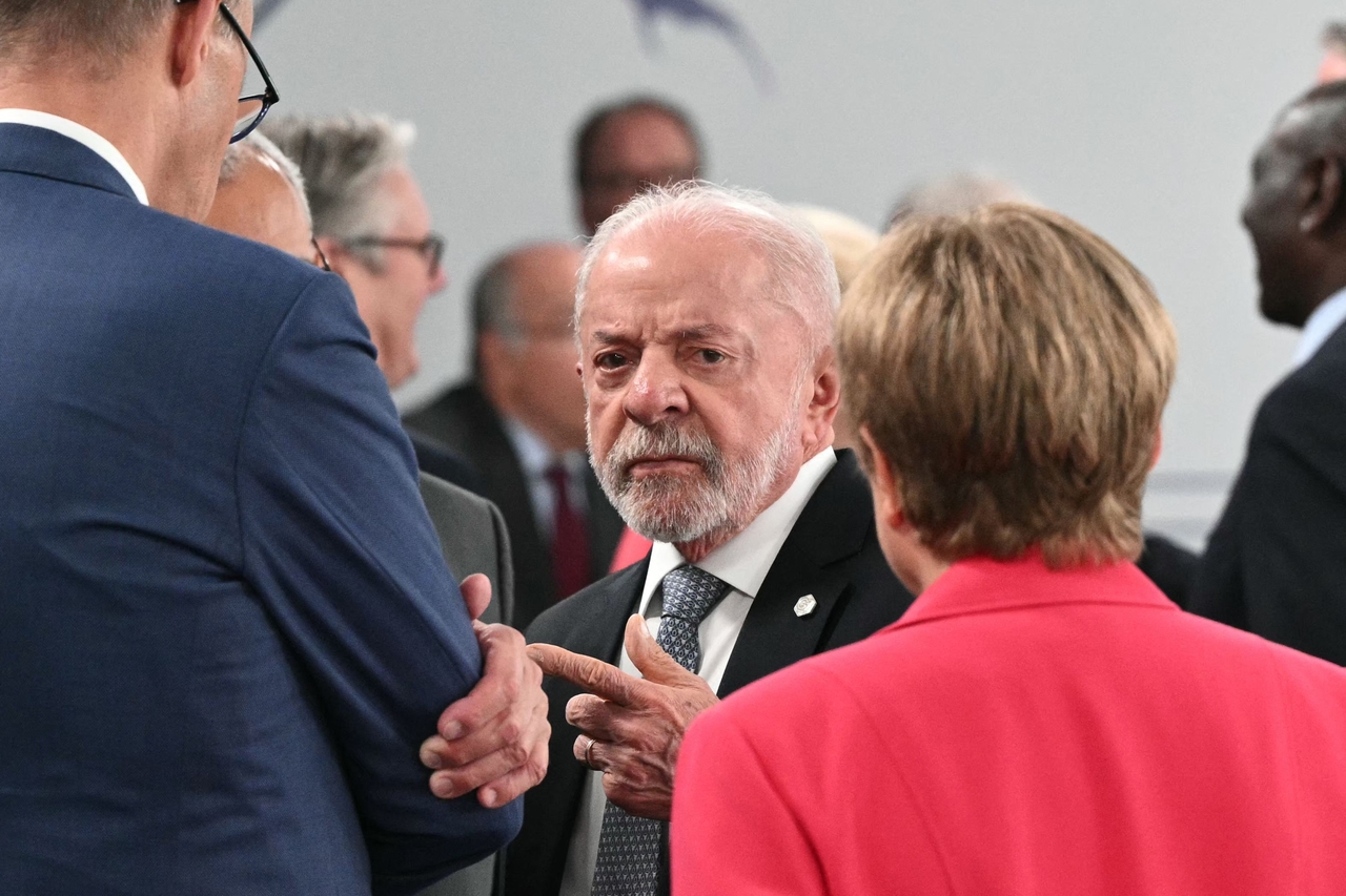 Brazil's President Luiz Inacio Lula da Silva (center) is seen at the G7 summit in Evian, France, Wednesday. (AFP-Yonhap)