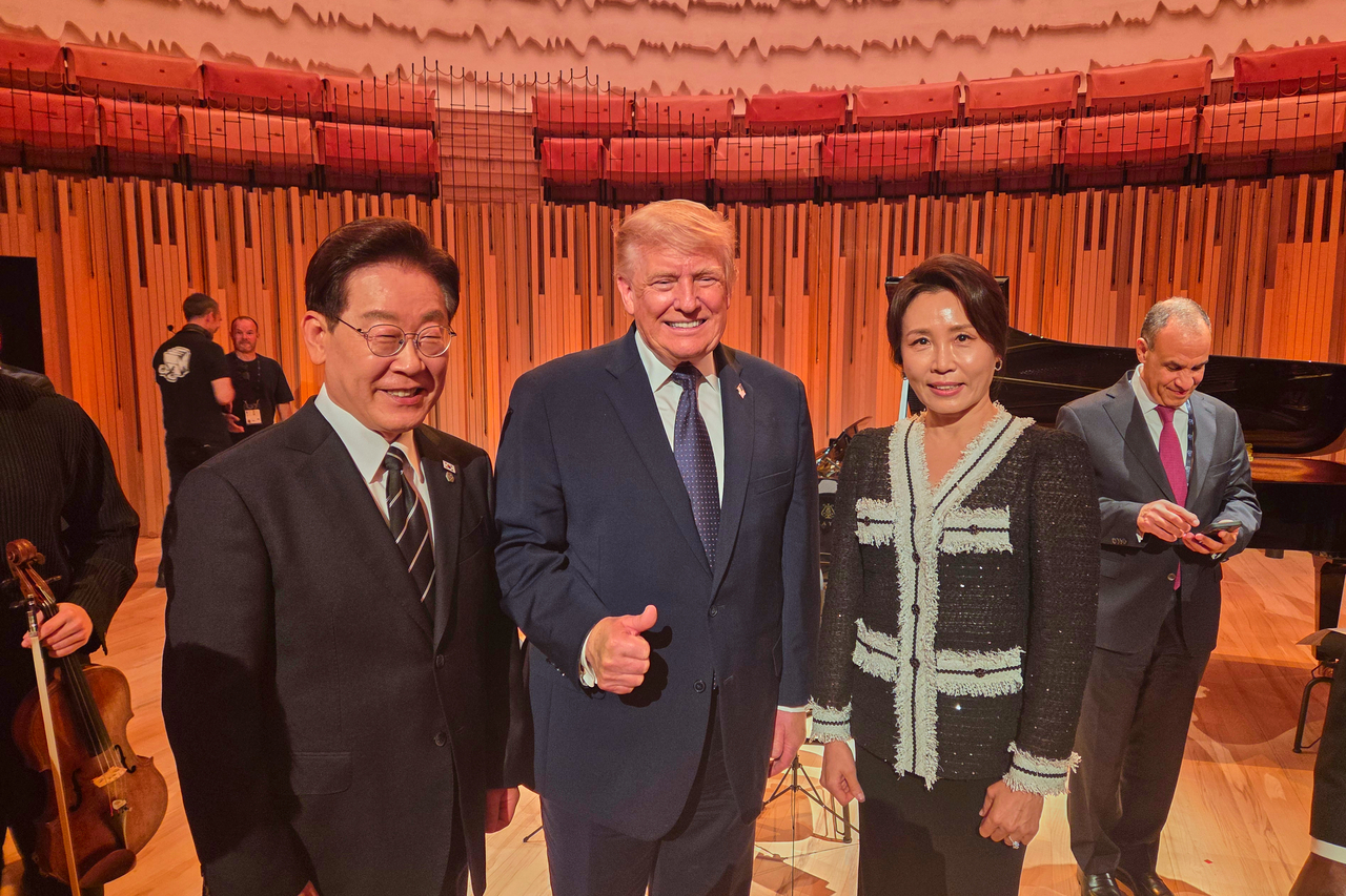 President Lee Jae Myung (left), first lady Kim Hea Kyung (right) and US President Donald Trump pose for a photo during an official dinner at the G7 summit in Evian-les-Bains, France, on Tuesday. (Joint Press Corps via Yonhap)