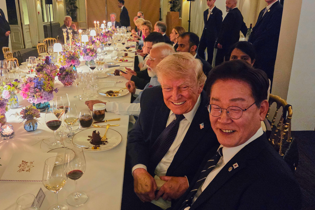 President Lee Jae Myung (right) and US President Donald Trump pose for a photo during an official dinner at the G7 summit in Evian-les-Bains, France, on Tuesday. (Joint Press Corps via Yonhap)