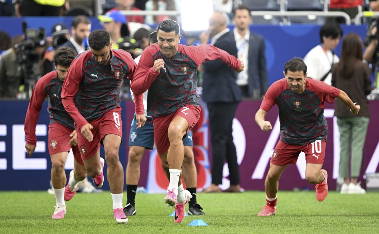 Cristiano Ronaldo (center) and teammates warms up before the group K match between Portugal and Congo, at Houston Stadium in Houston, Texas, Wednesday.    (Xinhua-Yonhap)