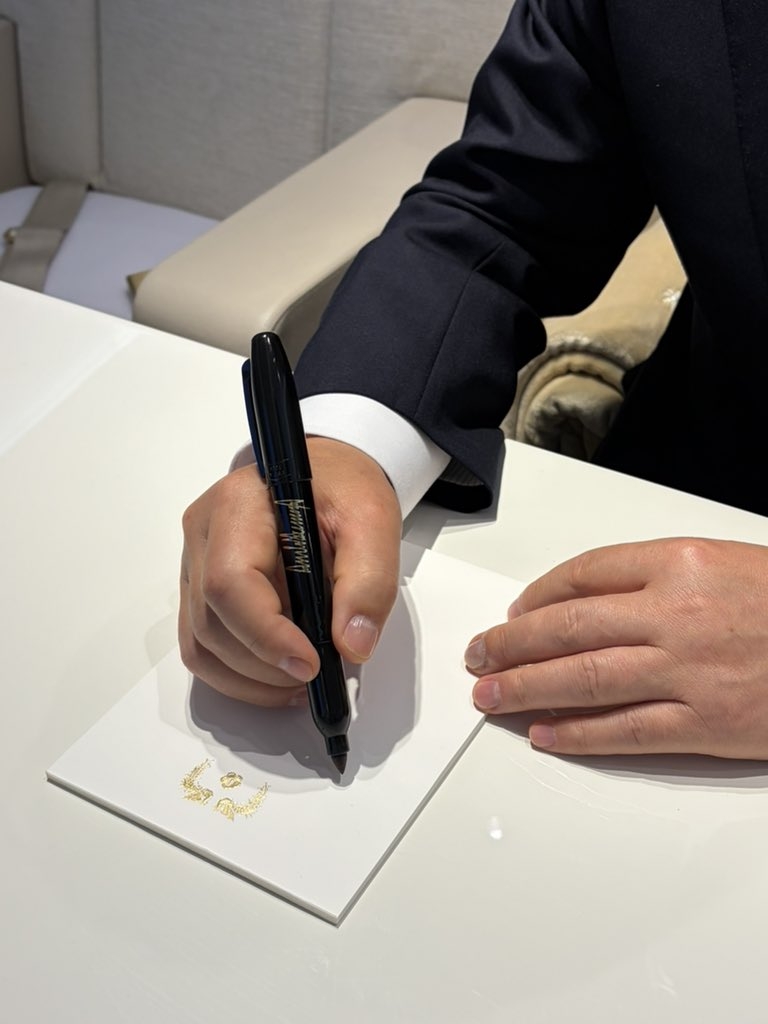 A large pen given as a gift by US President Donald Trump to President Lee Jae Myung during a farewell luncheon at the G7 summit in Evian, France, is shown in an image posted on Lee’s X account on Wednesday. (Yonhap)