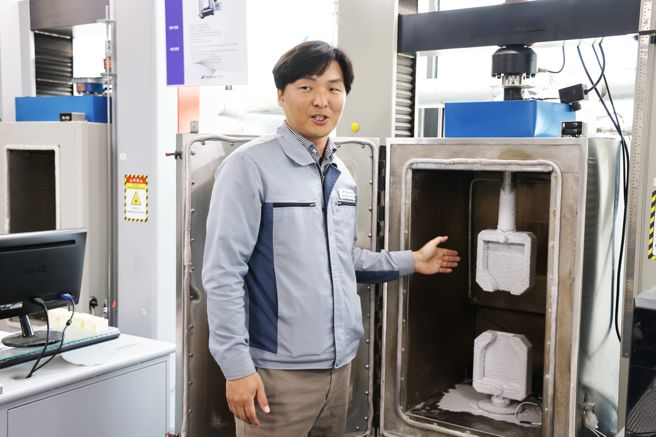 김두용 동성화인텍 연구기획팀장이 연구개발(R&D) 설비를 소개하고 있다. [동성화인텍 제공]